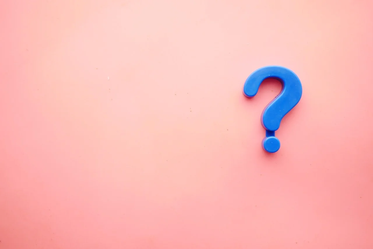 ws_blue_question_mark_on_pink_background