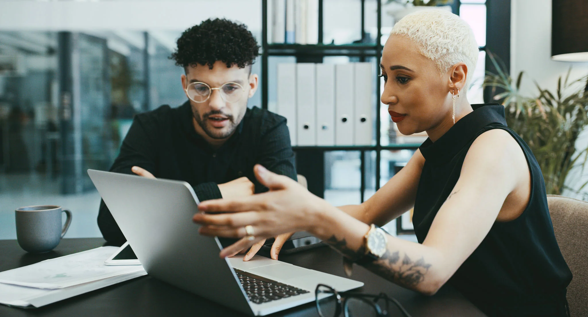 colleagues_talking_on_laptop